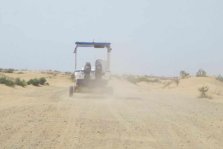 Über Wüstenpisten geht's zum nächsten Riff. Foto: M. Wahl, IFM-GEOMAR