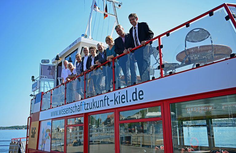 Vertreter der Schlepp- und Fährgesellschaft Kiel und der beteiligten Einrichtungen beim Pressetermin auf der MS Schwentine. Foto: A. Gloy, Stadt Kiel.