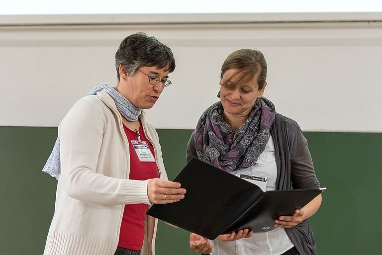 Dr. Ismene Seeberg-Elverfeldt von der DFG überreicht Sinikka Lennartz die Urkunde zum Bernd Rendel Preis. Foto: Volker Diekamp, MARUM