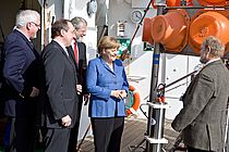 Bundeskanzlerin Angela Merkel zusammen mit Schleswig-Holsteins Ministerpräsident Peter Harry Carstensen (li.) und Wissenschaftsminister Jost de Jager (2.v.li) auf dem Forschungsschiff ALKOR. GEOMAR-Direktor Professor Peter Herzig (Mitte) und Dr. Olaf Pfannkuche präsentieren ein autonomes Tiefseelabor. Foto: F. Dott