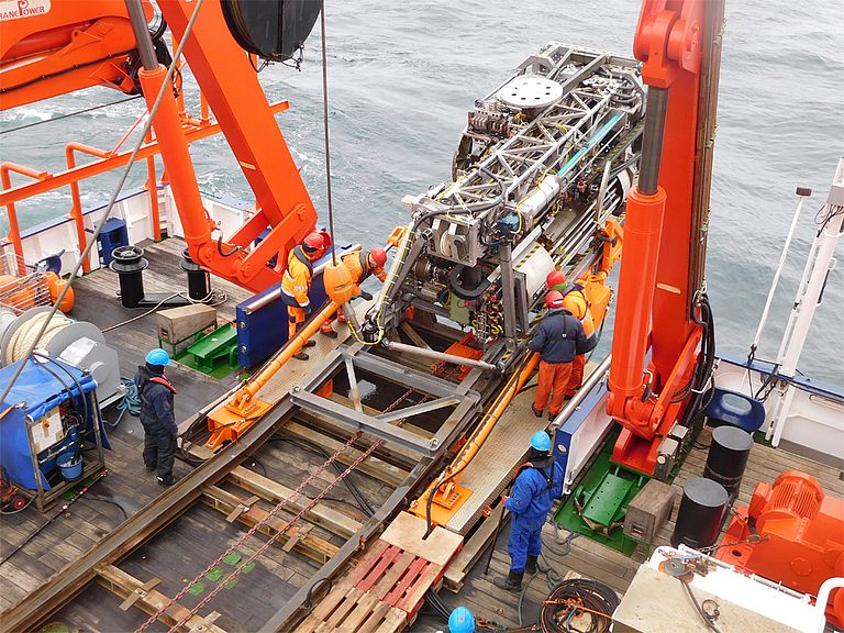 Das Meeresboden-Bohrgerät MARUM-MeBo70 kommt nach erfolgreicher Bohrung zurück an Bord. Foto: MARUM - Zentrum für Marine Umweltwissenschaften, Universität Bremen; G. Bohrmann