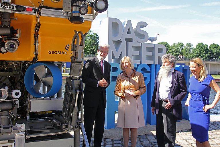 Offizielle Eröffnung des Wissenschaftsjahres 2016*17 "Meere und Ozeane" in Berlin mit GEOMAR-Direktor Professor Peter Herzig, Bundesforschungsministerin Johanna Wanka, dem KDM-Vorsitzenden Ulrich Bathmann und Professorin Antje Boetius (v.l.n.r.). Foto: Andreas Villwock, GEOMAR