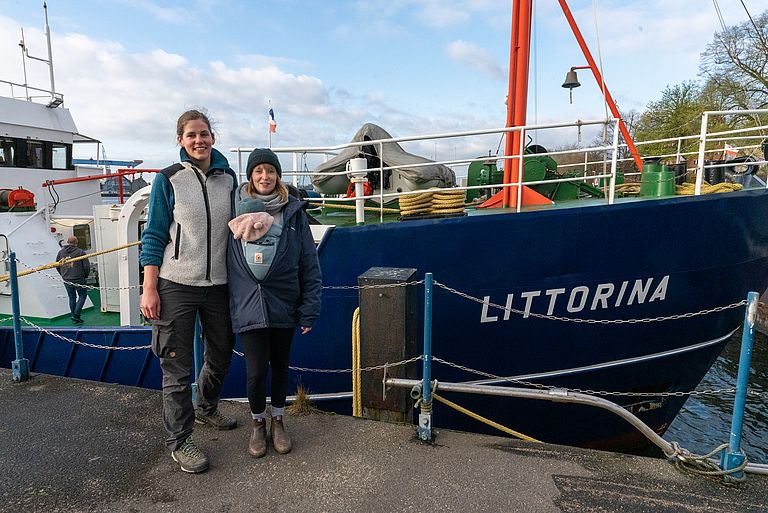 Zwei Wissenschaftlerinnen vor dem Forschungsschiff LITTORINA.