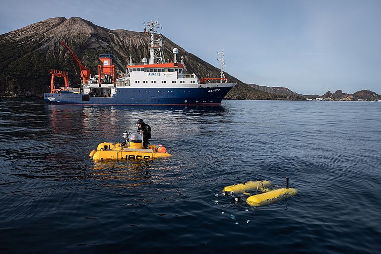 During the expedition AL433, the autonomous underwater vehicle AUV LUISE was used along with the submersible JAGO. Photo: Nikolas Linke (CC BY 4.0)