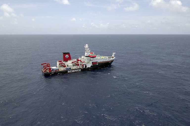 Das Forschungsschiff SONNE während einer früheren Expedition (SO264) im Westpazifik. Foto: Steffen Niemann