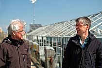 Prof. Dr. Martin Wahl (links), Gründer des GAME-Programms am GEOMAR, und sein Nachfolger Prof. Dr Arne Körtzinger stehen vor den Benthokosmen an der Kiellinie.