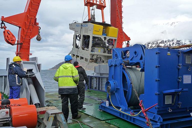 Auch der kleinere ROV PHOCA wird an einem Kabel über die Winde ins Wasser herabgelassen. Foto: O. Pfannkuche, GEOMAR.