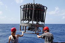 Ein Kranzwasserschöpfer wird eingesetzt, um CO2 im Meerwasser zu bestimmen. Foto: Martin Visbeck/GEOMAR