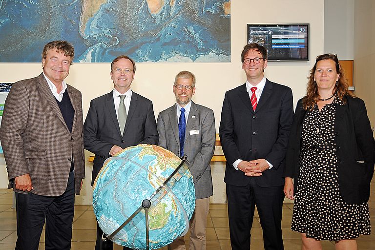 Thomas Stritzl, Thomas Rachel, Dr. Andreas Villwock, Fran Benitsch (Hauptabteilungsleiter Finanzen & Personal) und Silke Simon (Hauptabteilungsleiterin Einkauf & Technische Dienste). Foto: J. Steffen, GEOMAR.