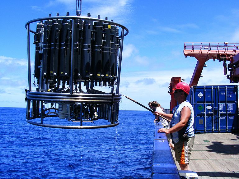 Messungen in den Ozeanen, hier mit einem Kranzwasserschöpfer, zeigen eine stärkere Abnahme des Sauerstoffgehalts als bisherige Modelle. Foto: Martina Lohmann/GEOMAR