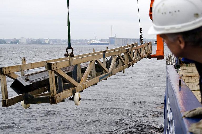 Mit einem speziellen Ausleger wird ein schwerer Sedimentkern an Bord gehoben. Foto: GEOMAR; J. Steffen