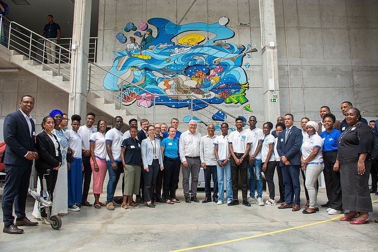 Gruppenbild mit Bundespräsident Steinmeier im Ocean Science Centre Mindelo