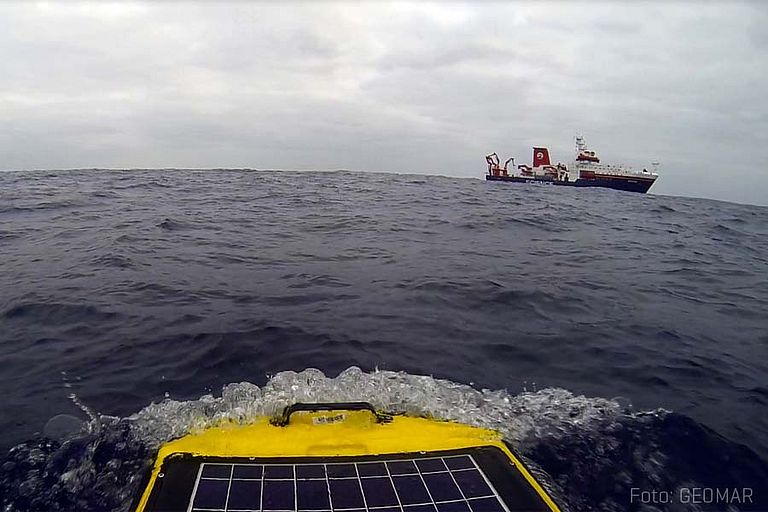 Das Forschungsschiff SONNE vor der Küste von Chile, automatisch aufgenommen von einem GEOMAR-Wave Glider. Foto: GEOMAR