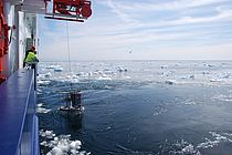 Vom Forschungsschiff MARIA S. MERIAN aus werden Wasserproben in der Labradorsee genommen. Foto: Rafael Abel, GEOMAR