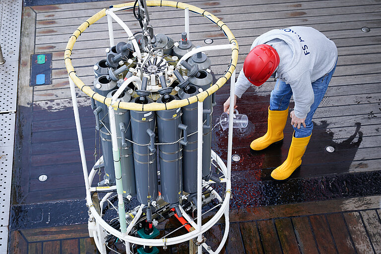 Eine CTD-Rosette steht an Bord der ALKOR