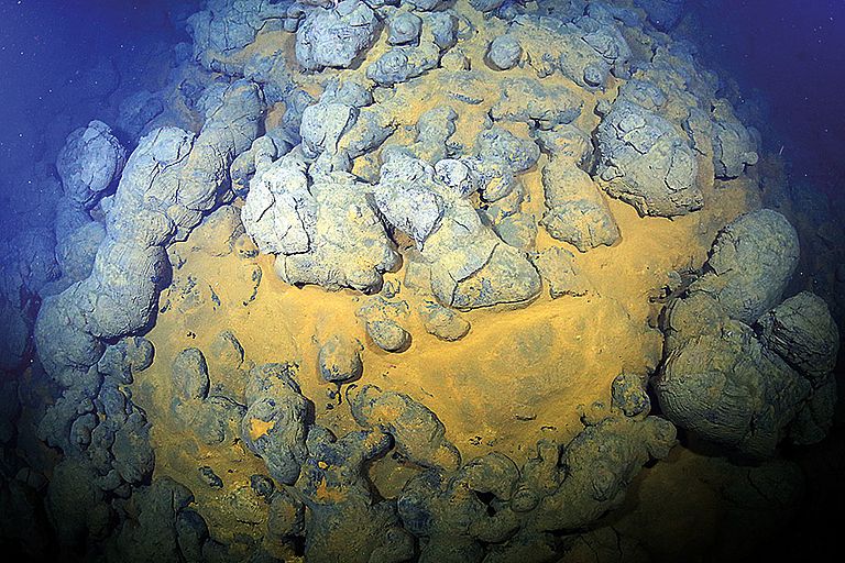 Durch vulkanische Aktivität erhitztes Seewasser kann Sulfide aus der erstarrten Lava herauslösen. Foto: GEOMAR