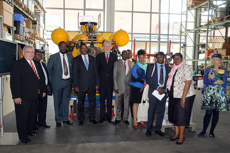 Die kenianische Delegation mit dem schleswig-holsteinischen Landtagspräsidenten Klaus Schlie (li.) im Technik- und Logistikzentrum. Foto: Jan Steffen, GEOMAR