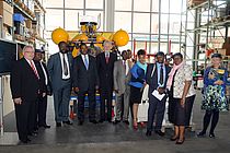 Die kenianische Delegation mit dem schleswig-holsteinischen Landtagspräsidenten Klaus Schlie (li.) im Technik- und Logistikzentrum. Foto: Jan Steffen, GEOMAR