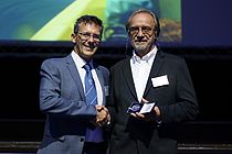 FSBI -Präsident Iain Barber gratuliert Dr. Rainer Froese stellvertretend für das gesamte FishBase-Konsortium. Photo: Dr Sulayman Mourabit