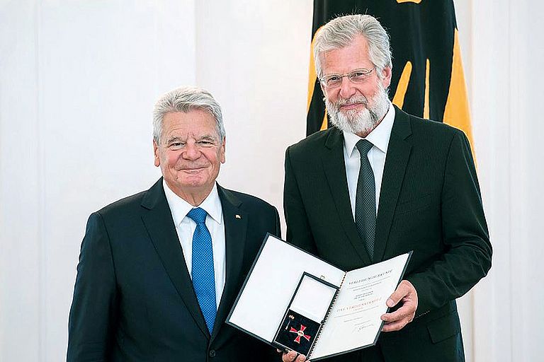 01.10.2015: Peter Herzig wird von Johannes Gauck mit dem Bundes­verdienstkreuz ausgezeichnet. Foto: Sebastian Bolesch, Bundesregierung.