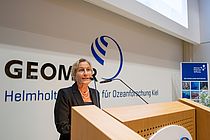  Prof. Dr. Nicole Dubilier am Rednerpult im GEOMAR-Hörsaal.