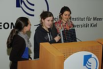 Jule Kuhn, Anna Hölterhoff und Jule Stevens (v.l.) präsentierten ihre optimierte Solarzelle. Foto: J. Steffen, GEOMAR.