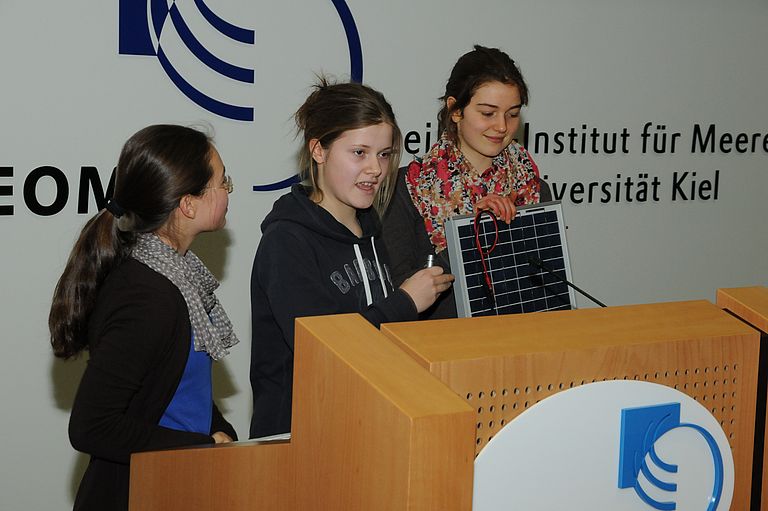 Jule Kuhn, Anna Hölterhoff und Jule Stevens (v.l.) präsentierten ihre optimierte Solarzelle. Foto: J. Steffen, GEOMAR.