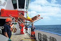 Zurück an Bord: Ein ozeanographischer Gleiter wird geborgen. Anna-Sophie Liebender, OECD