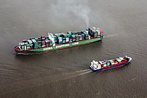 Shipping is the most important means of transport in international trade. Although ships produce fewer emissions per tonne of freight transported than trucks or freight trains, the extensive transport of goods by sea has far-reaching environmental consequences. The project ShipTRASE investigates the effects of global shipping on the ocean and society. Photo: Andreas Villwock