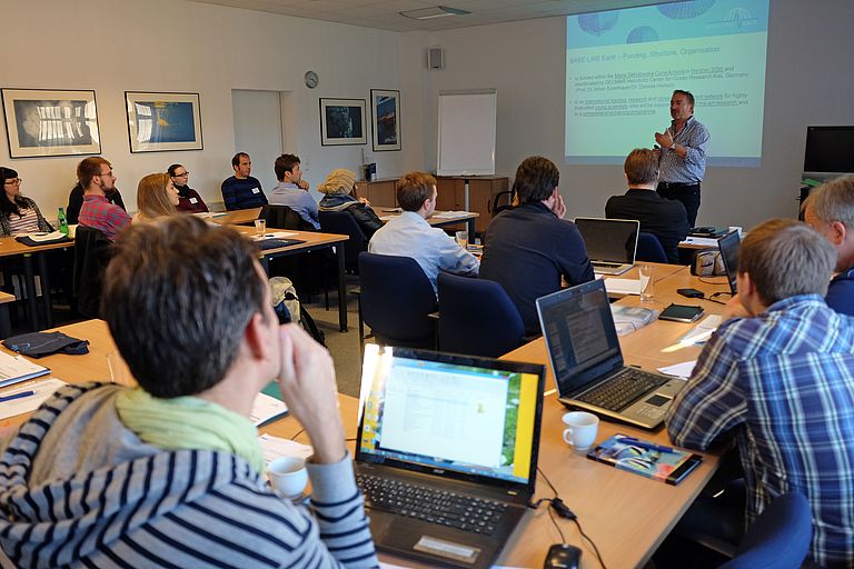 Projektkoordinator Professor Anton Eisenhauer gibt einen Überblick über das Gesamtprojekt. Foto: J. Steffen, GEOMAR