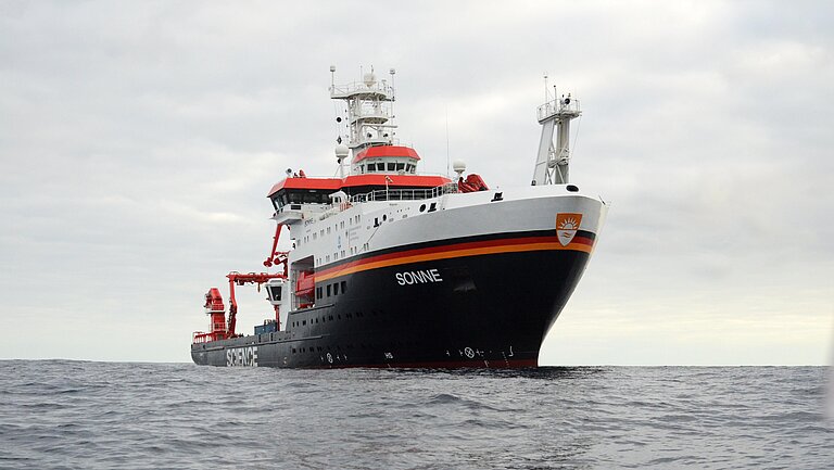 Ein Forschungsschiff auf dem Meer