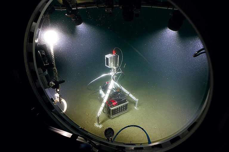Ein GasQuant-Lander ist ein Geräteträger mit einem Fächerecholot und dient zur Überwachung der Blasenfreisetzung einer Methanquelle. Foto: JAGO-Team / GEOMAR