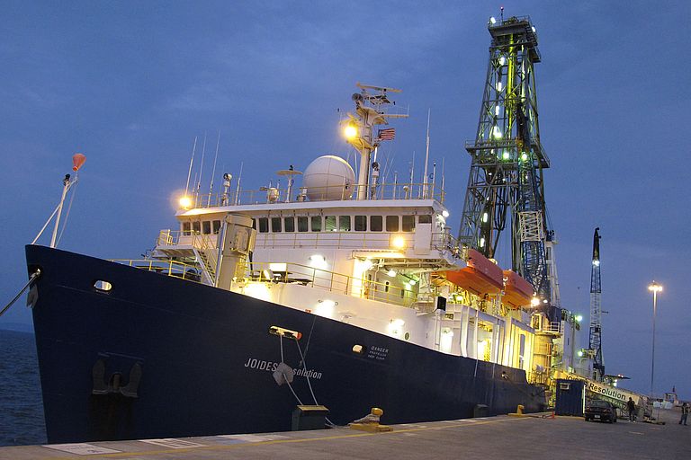 he 143 meter long JOIDES RESOLUTION 2011 in the harbor of Puntarenas (Costa Rica). It is – along with the Japanese CHIKYU – the most important research platform of the IODP Image: S. Kutterolf, GEOMAR