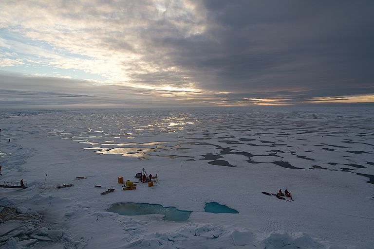 AWI-Meereisphysiker haben ein Eiscamp aufgebaut, um die Schmelztümpel auf dem arktischen Meereis zu untersuchen. Foto: Marcel Nicolaus/Alfred-Wegener-Institut