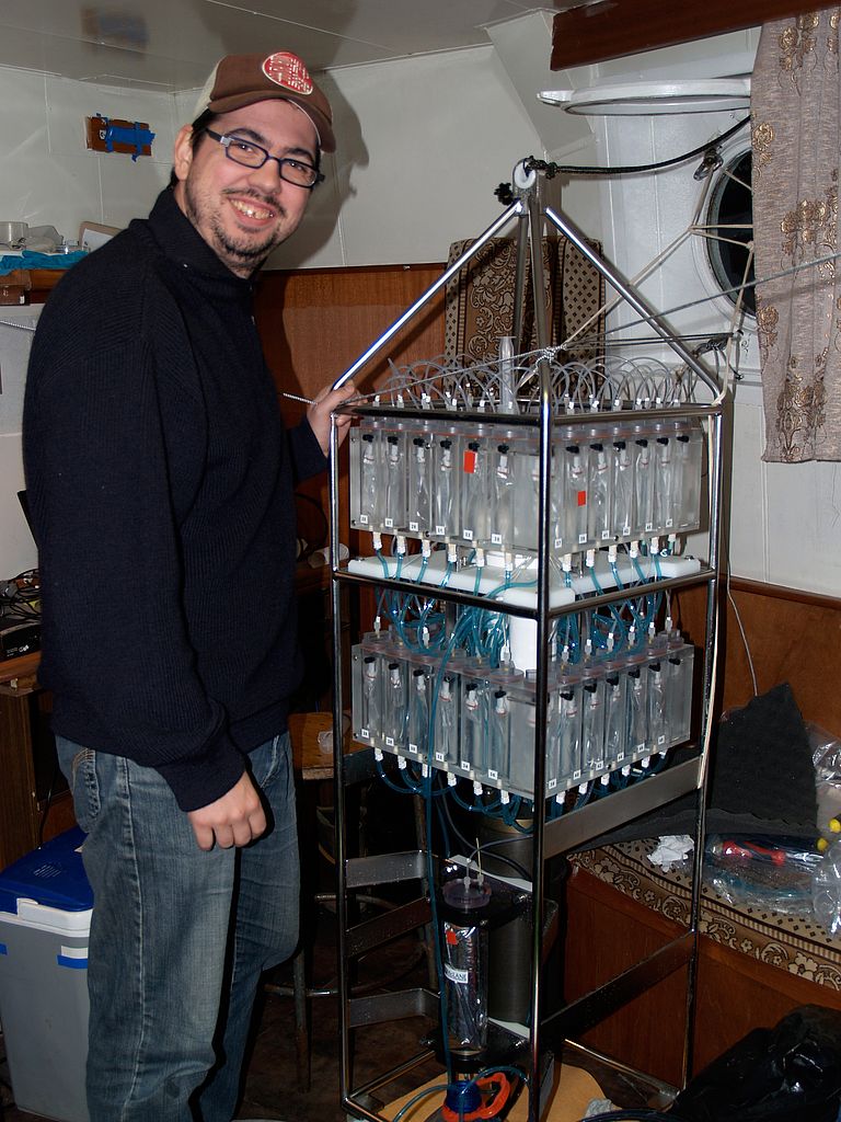 Dr. Benoit Thibodeau mit dem neu entwickelten Wasserprobensammler. Vor einem jahr haben die Wissenschaftler das Gerät in der Laptewsee installiert. Jetzt wollen sie es gefüllt mit Wasserproben wieder bergen. Foto: H. Kassens, GEOMAR