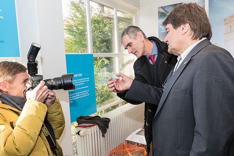 Basel Zoo's Director Oliver Pagan (centre) and Dr. Gerd Hoffmann-Wieck from GEOMAR (right) at a preview of the exhibition for the media. Photo: Zoo Basel.