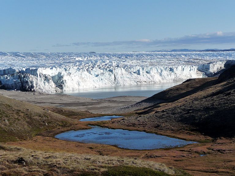 [Translate to English:] Gletscherkante in Grönland. Die neue Studie zeigt, dass Regen vermehrt Eisschmelze an der Oberfläche des Inlandeises auslöst. Foto: Tim Brücher/GEOMAR