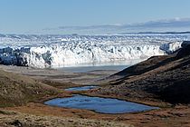 [Translate to English:] Gletscherkante in Grönland. Die neue Studie zeigt, dass Regen vermehrt Eisschmelze an der Oberfläche des Inlandeises auslöst. Foto: Tim Brücher/GEOMAR