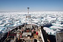 Das britische Forschungs- und Versorgungsschiff RRS JAMES CLARK ROSS im antarktischen Schelfeis. Foto: S. Schmidtko, GEOMAR