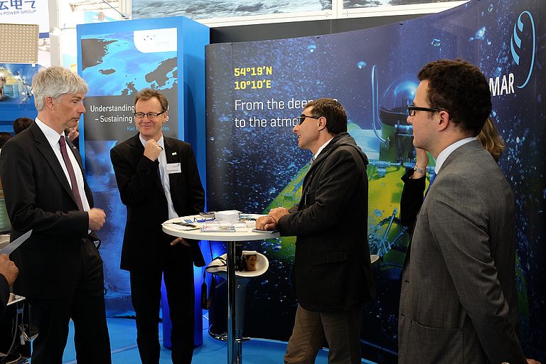 Frank Nägele (li.), Staatssekretär im Ministerium für Wirtschaft, Arbeit, Verkehr und Technologie des Landes Schleswig-Holstein, besuchte die Kieler Meereswissenschhaften auf der Hannover Messe. Foto: J. Steffen, GEOMAR