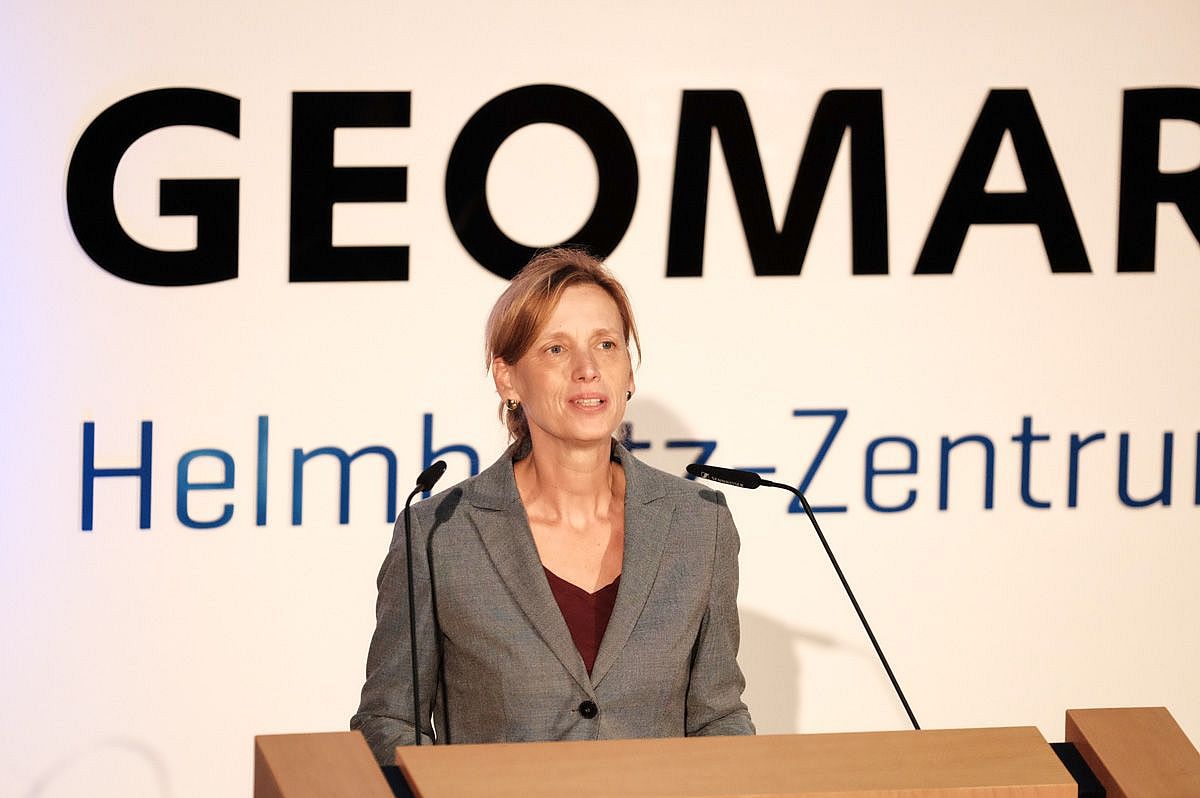 Schleswig-Holsteins Wissenschaftsministerin Karin Prien am Rednerpult des GEOMAR-Hörsaals