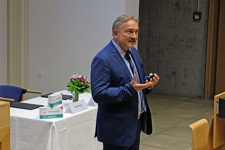 Prof. Dr. Anton Eisenhauer erklärt während des Festaktes die Grundlagen der Kalzium-Isotopen-Analyse. Foto: Jan Steffen/GEOMAR