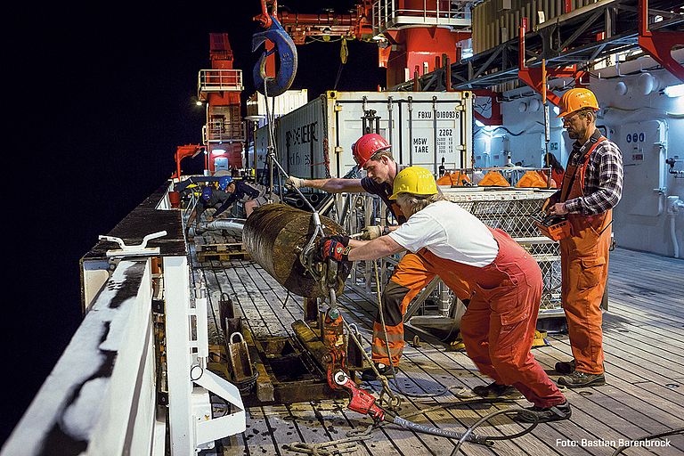 Schwereloteinsatz auf Expedition SO242/1 im östlichen Pazifik. Foto: Bastian Barenbrock.