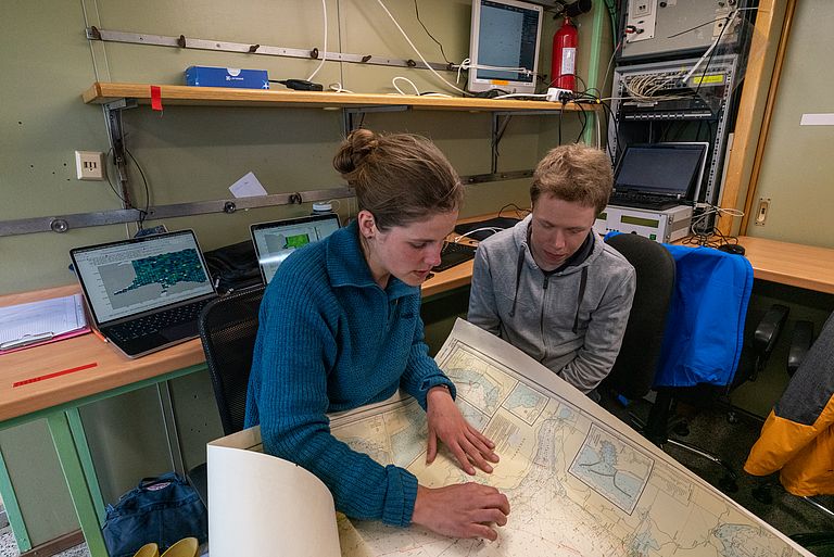 Dr. Lara Schmidtmann und Felix Kirch gleichen die errechnete beste Position für Einbringen der DNS auf der Seekarte ab.