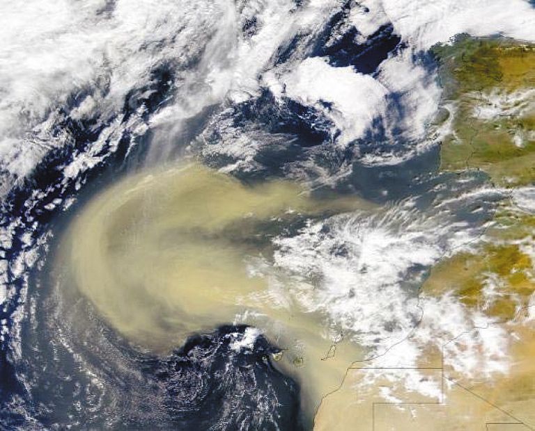 Sandsturm über dem Ostatlantik. Im Staub enthaltenes Eisen ist ein natürlicher Dünger des Ozeans der zur Planktonvermehrung und verstärkten Aufnahme von CO2 führt. Foto: NASA