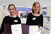 Lara Beuke (links) und Jorina Sendel (rechts) errangen beim Landeswettbewerb Jugend forscht 2017 den ersten Preis im Bereich Chemie. Foto: Sally Soria-Dengg, GEOMAR