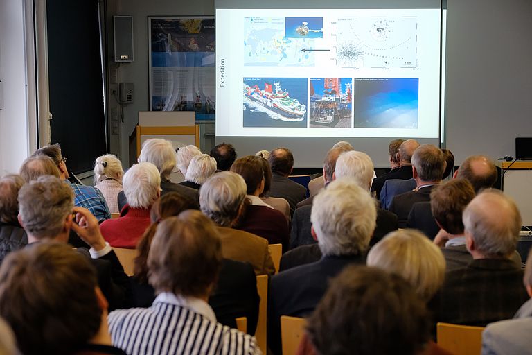 Preisträger Tobias Vonnahme, der derzeit an der Universität in Tromsø (Norwegen) arbeitet, stellt seine Masterarbeit per Telekonferenz vor. Foto: Jan Steffen/GEOMAR