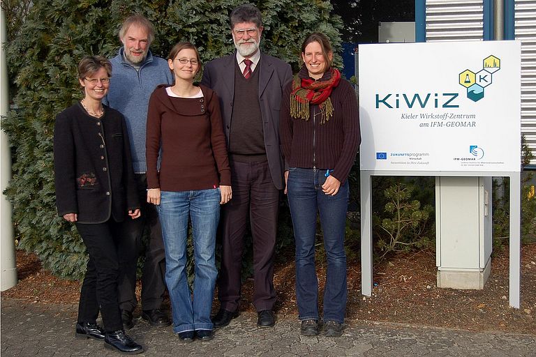 Ihnen verdankt Kiel sein eigenes Bakterium: Dr. Jutta Wiese, Dr. Rolf Schmaljohann, Andrea Gärtner, Prof. Dr. Johannes F. Imhoff und Dr. Vera Thiel sind die Entdecker von Kiloniella laminariae. Foto: KiWiZ