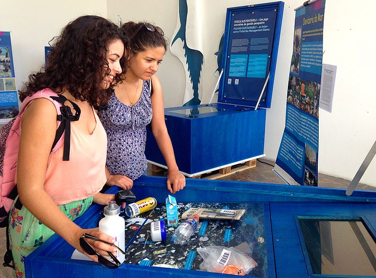 Visitors at the module "Waste Accumulation in the Oceans." The topic "Waste Accumulation in the Oceans" attracts particular attention in Brazil. Photo: Friederike Balzereit, Future Ocean