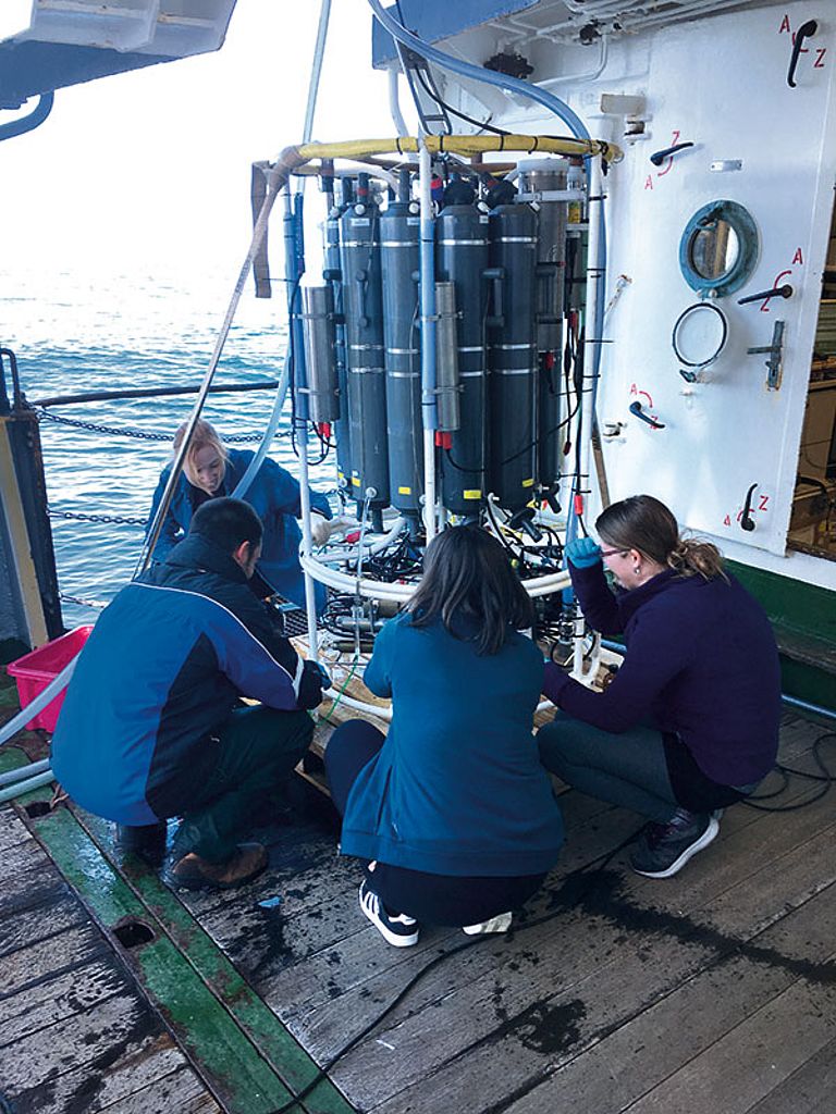 Zurück an Bord werden aus einer CTD Proben entnommen. An dem Gerät wurde auch eine Pumpe mit einem Schlauch installiert, um Wasser direkt aus der Tiefe in ein Massenspektrometer an Bord zu fördern. Foto: Mark Schmidt / GEOMAR